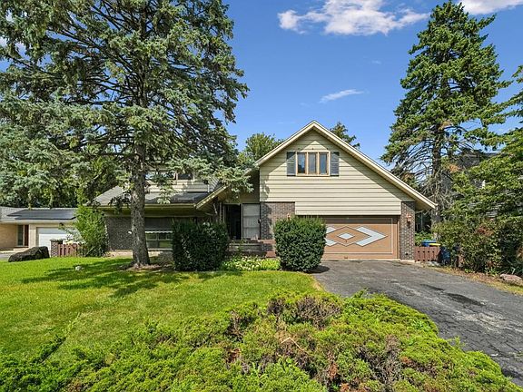 2nd image of 2720 Appletree Ln