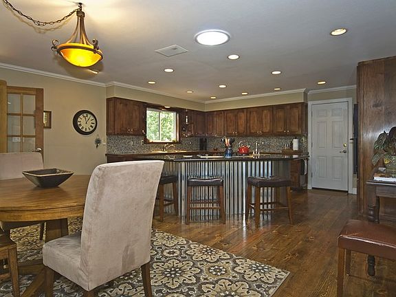 3rd image of 1513 Deseret Dr