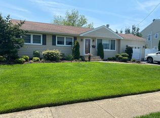 4 Hampton Blvd, Massapequa, NY 11758
