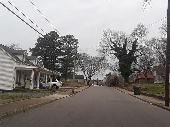 4th image of 943 Clark St