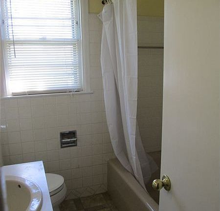 1705 Harvard #B, Bath