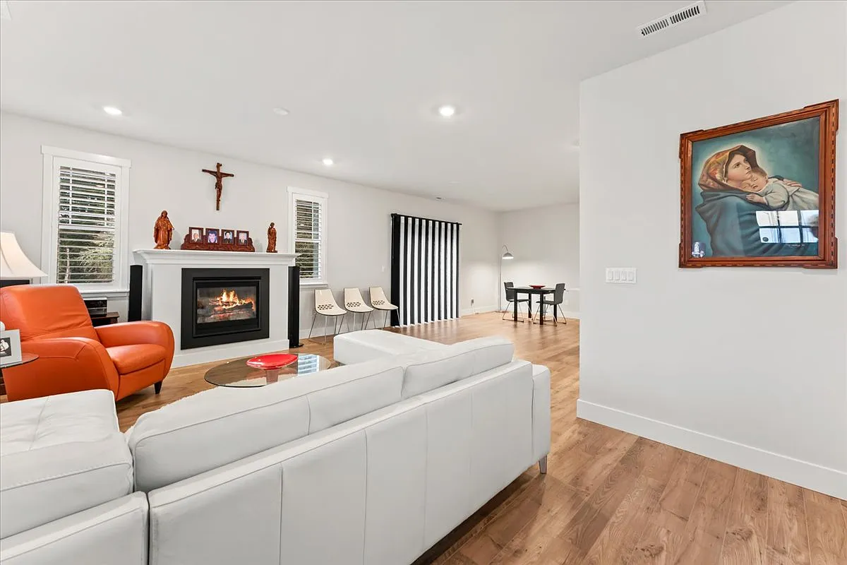 4 bed, 2364 sqft, $3,600 — Photo 3