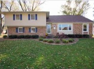 7 Sunset Cir, Bettendorf, IA 52722