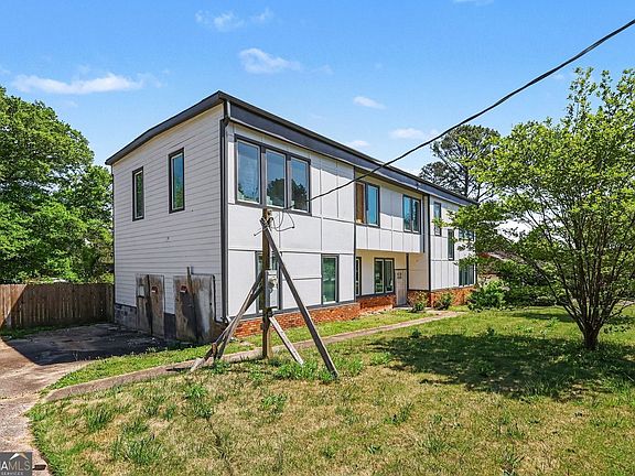 3rd image of 2688 Columbia Dr
