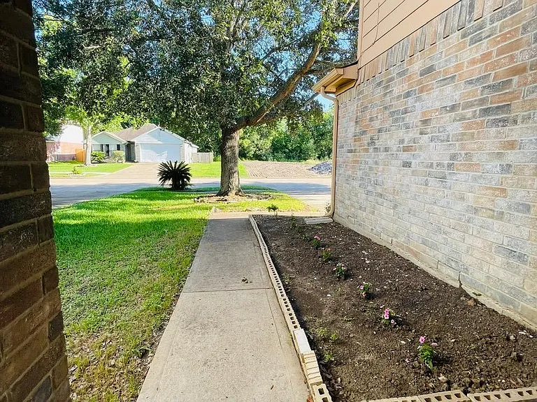 3915 Vauxhall Dr S — Photo 10