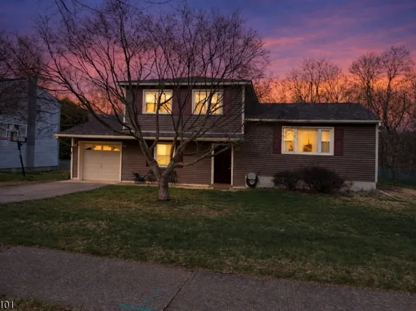 105 College View Dr, Hackettstown Town, NJ 07840