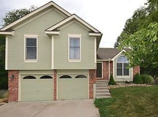 206 Woodhaven Dr, Smithville, MO 64089