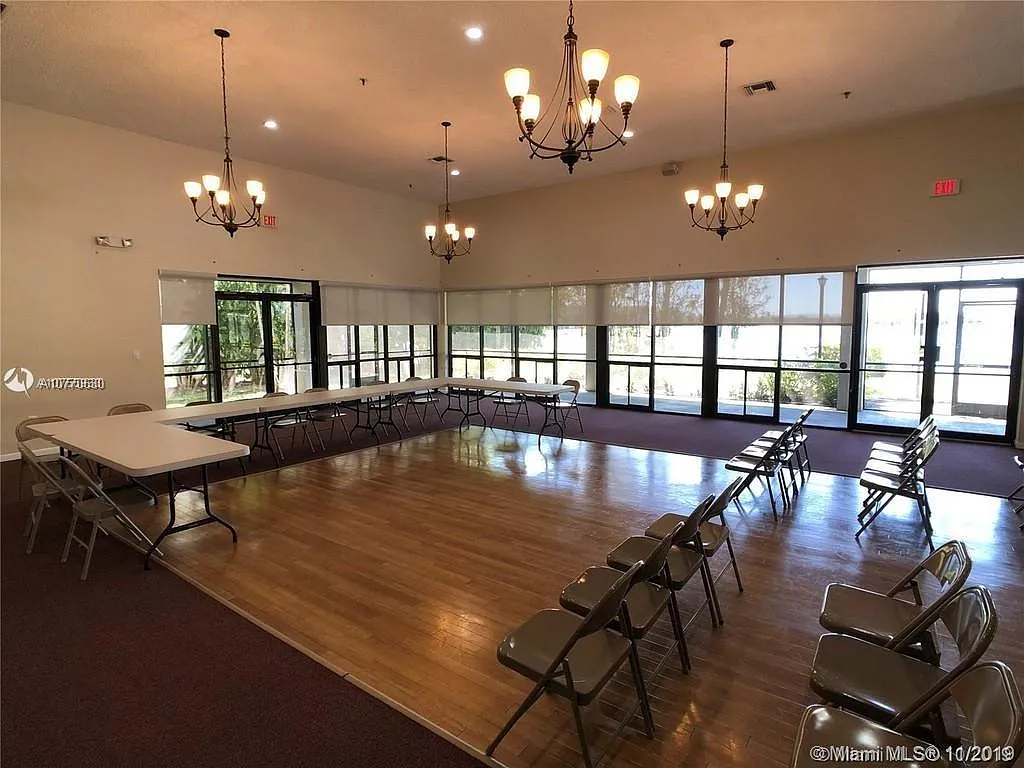 2 bed, 1.5 bath, 863 sqft, $1,700 — Photo 2