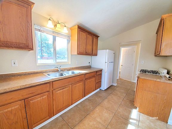 3rd image of 13876 Elm St