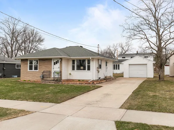 224 E 16th St, Kaukauna, WI 54130