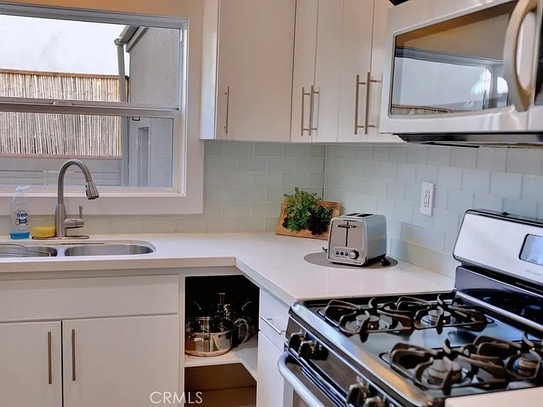 5150 Romaine St — Photo 9