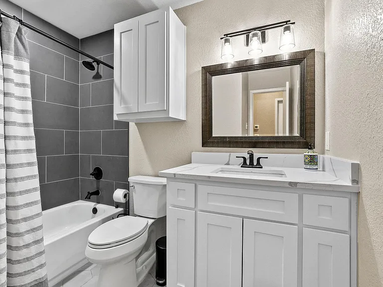713 Patricia Dr — Photo 13