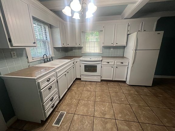 2nd image of 401 Crest St