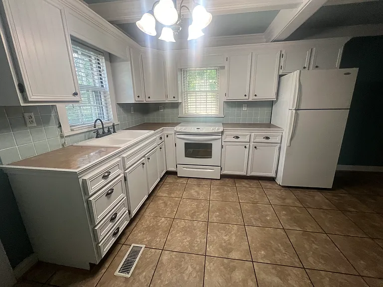 401 Crest St — Photo 2