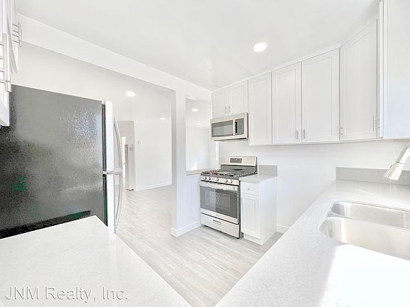 5th image of 956 Elden Ave APT 4