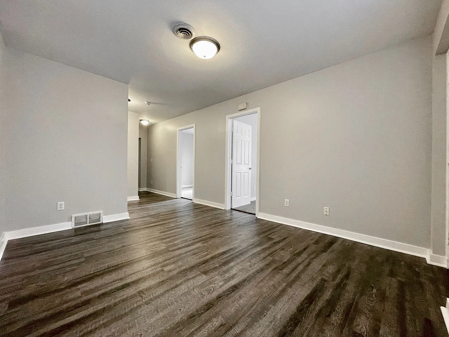 3 bed, 1.0 bath, 1048 sqft, $1,350 — Photo 3