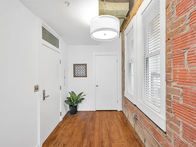 204 Travis St #4A — Photo 6