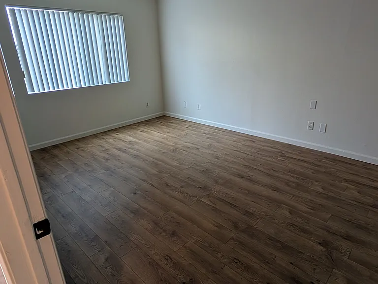 1708 E Glenoaks Blvd — Photo 3