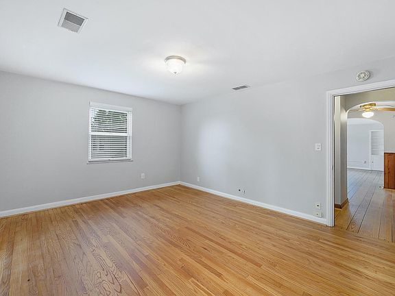 5th image of 2822 Victoria Ave