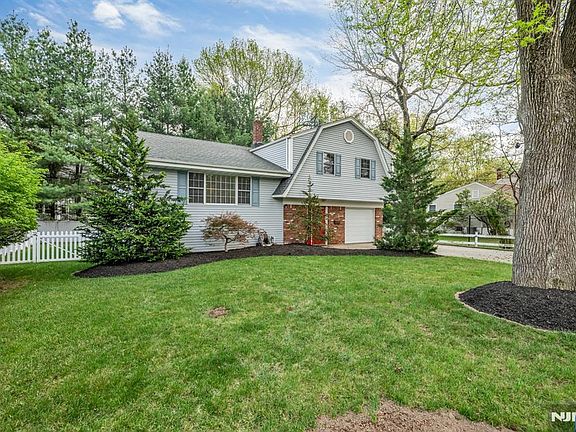 2nd image of 364 Knickerbocker Rd