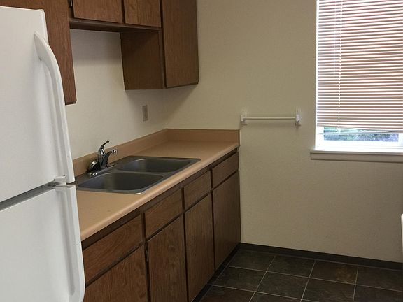 5th image of 921 SE Klemgard St APT G2