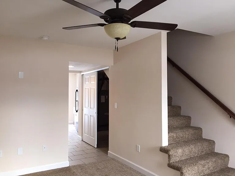 423 Meadow Dr — Photo 3