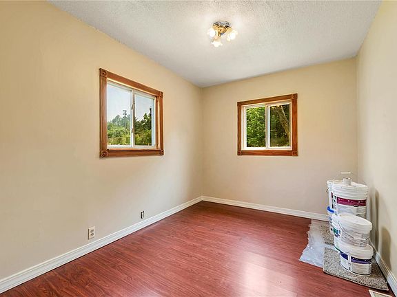 5th image of 118 Teddy Ave
