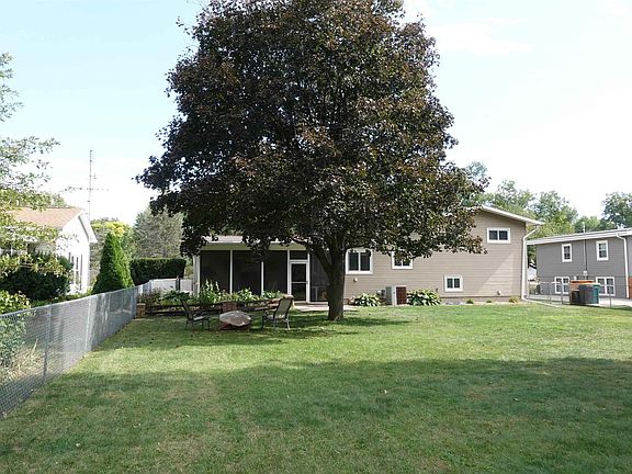 5th image of 1698 Maple Ave