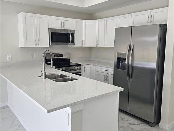 5th image of 399 Carrillon Ave S