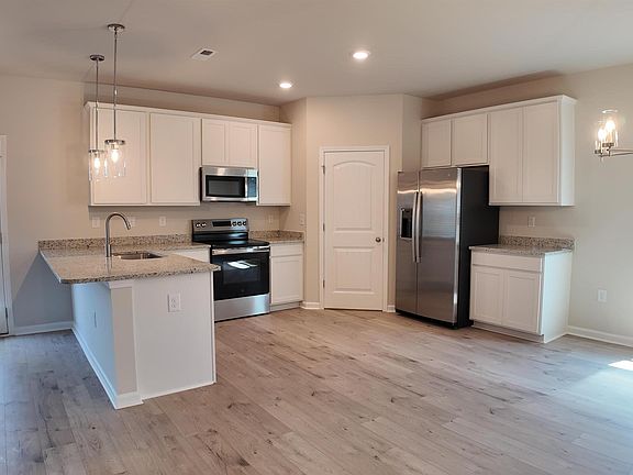 3rd image of 609 Silver Fir St