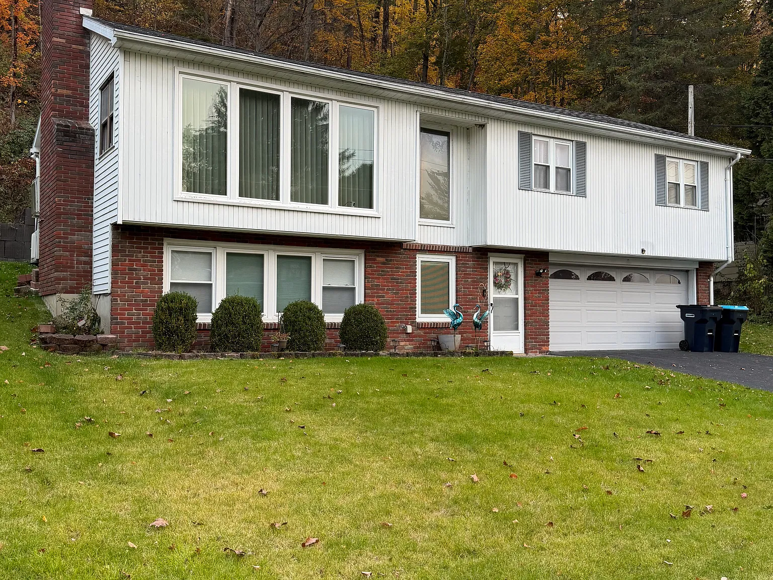 3 bed, 2269 sqft, $2,950 — Photo 3