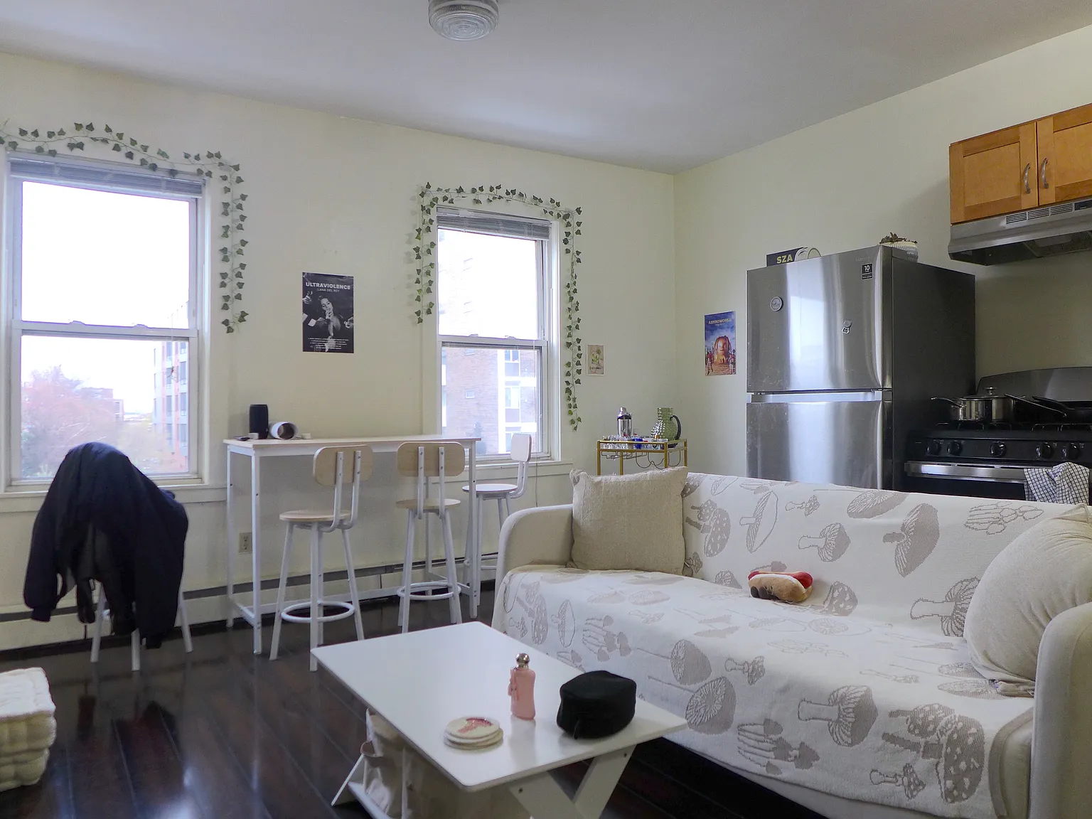 3 bed, 9999 sqft, $4,400 — Photo 3