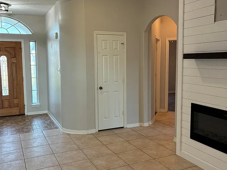 14049 Overstreet Dr — Photo 4