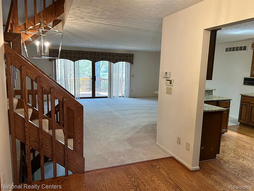 Building Photo - 6572 Ridgeview Dr