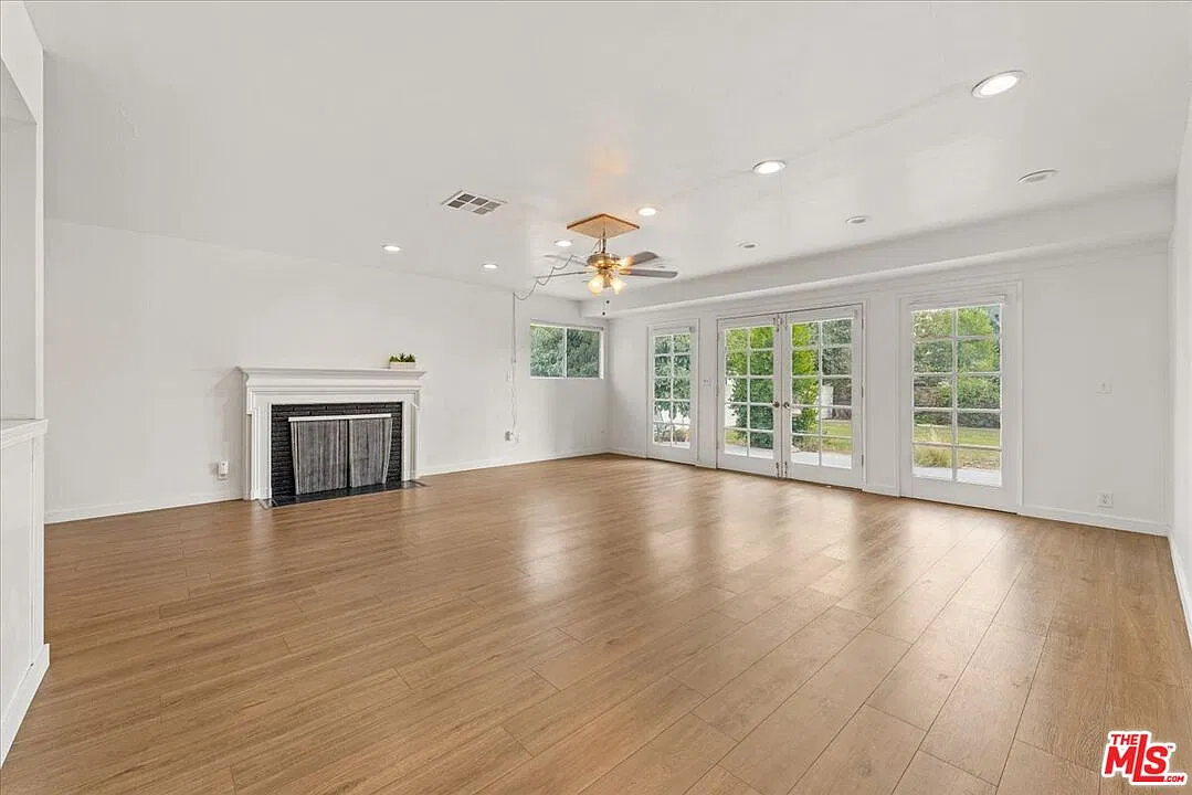 5 bed, 2.5 bath, 2600 sqft, $5,495 — Photo 3