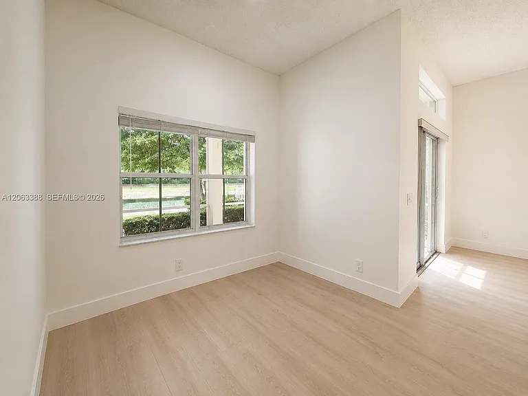 837 Tanglewood Cir — Photo 2