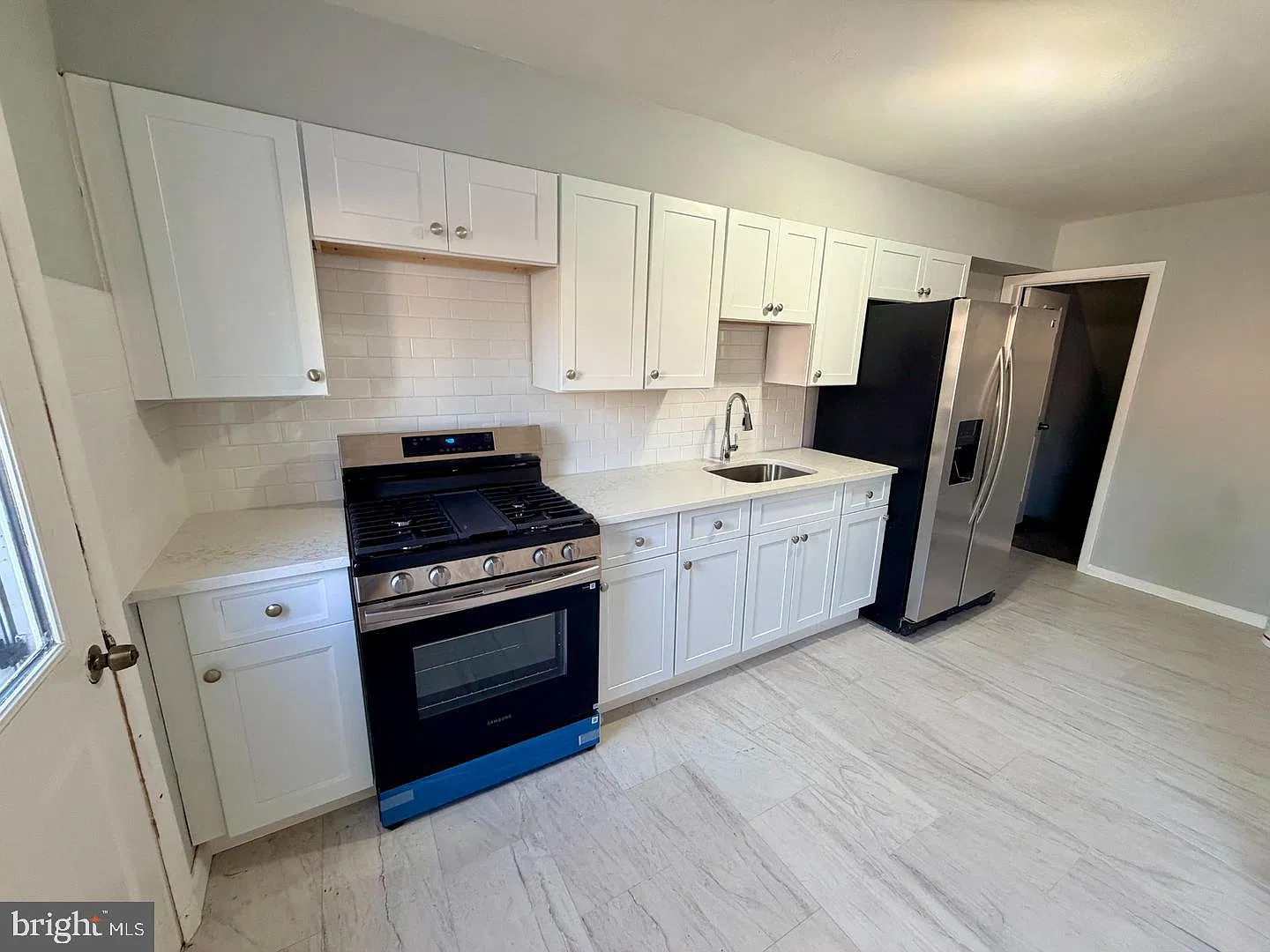 3 bed, 1.0 bath, 1296 sqft, $2,400 — Photo 4