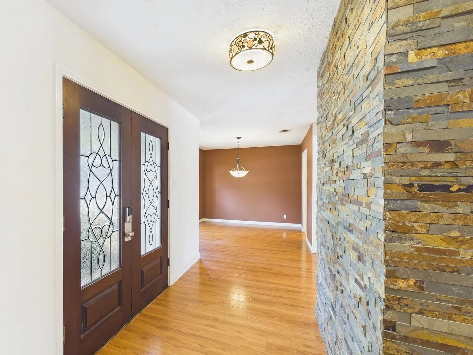 3 bed, 2.0 bath, 1664 sqft, $2,300 — Photo 4