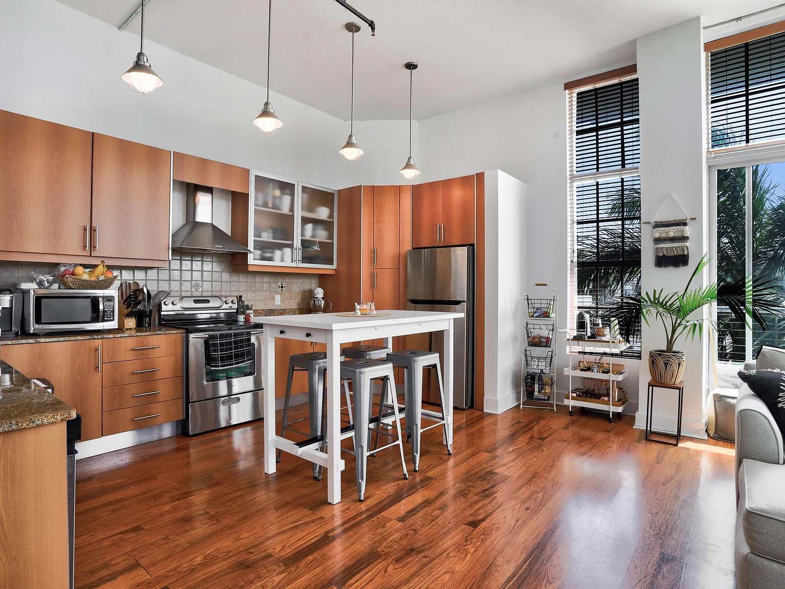 2 bed, 2.0 bath, 1281 sqft, $5,000 — Photo 3