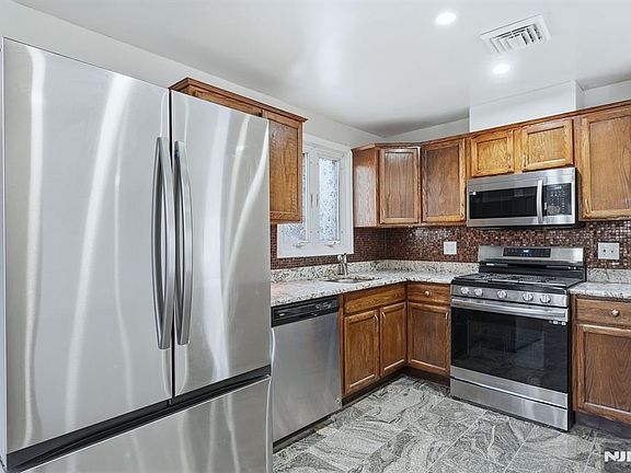 4th image of 220 5th St