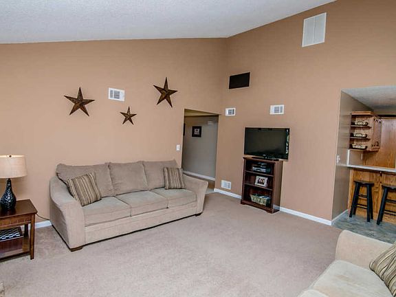5th image of 77 Buckingham Dr