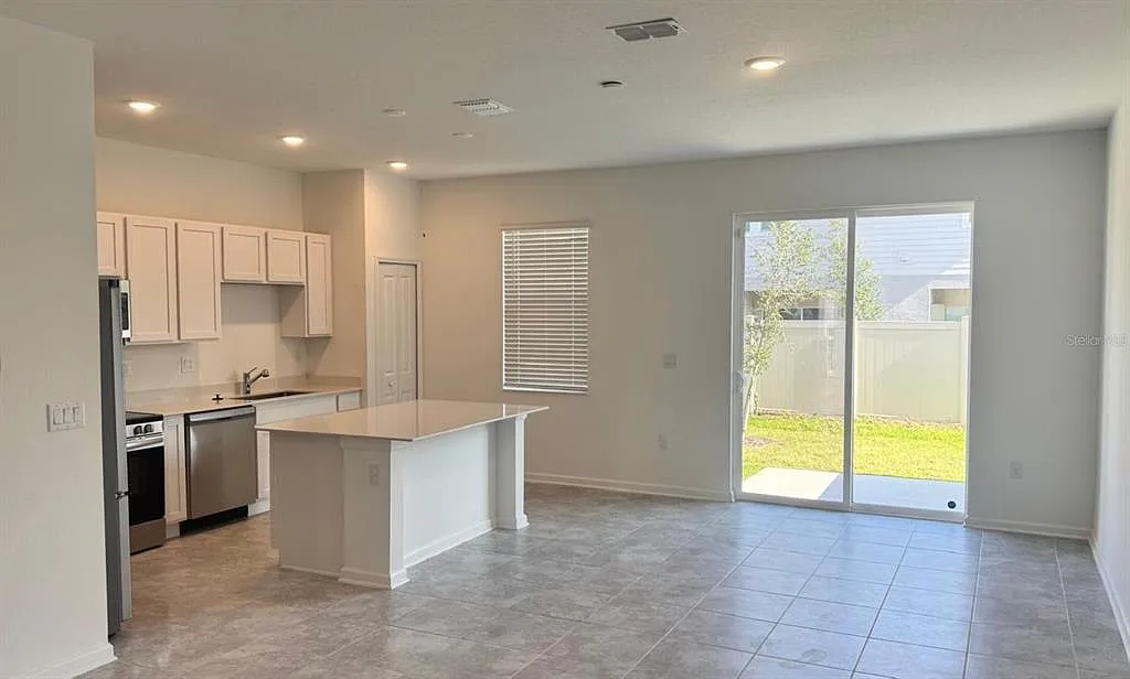 3 bed, 2.5 bath, 1738 sqft, $1,900 — Photo 2