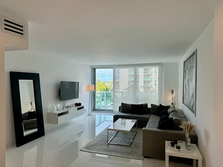 1000 West Ave #407 — Photo 1