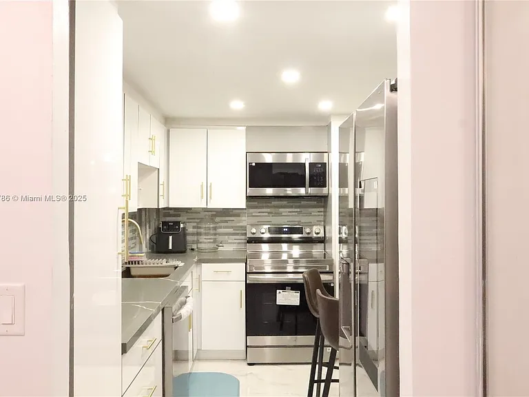 5005 Collins Ave #1523 — Photo 15