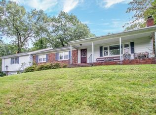 27 Fawn Hill Dr, Mahwah, NJ 07430