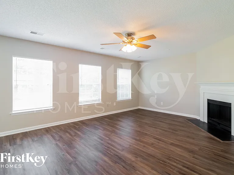 528 Beverly Dr — Photo 3