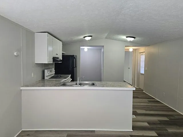 3 bed, 2.0 bath, 924 sqft, $1,895 — Photo 2
