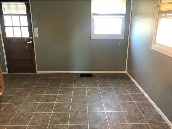 5th image of 301 E 11th St