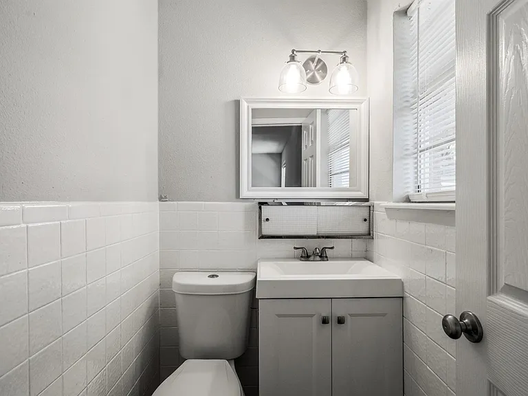 810 S Western Hills Dr — Photo 3