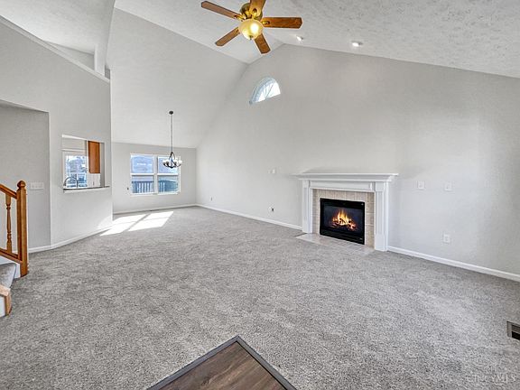 3rd image of 883 Ellery Dr